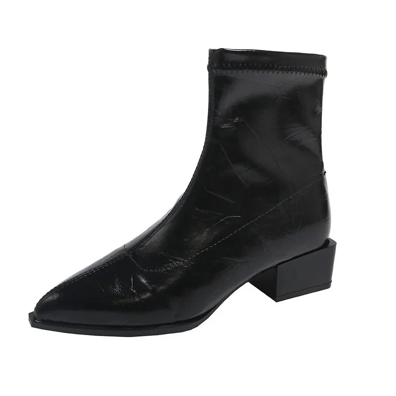 Stiefel mit weiter Passform und spitzer Zehenpartie