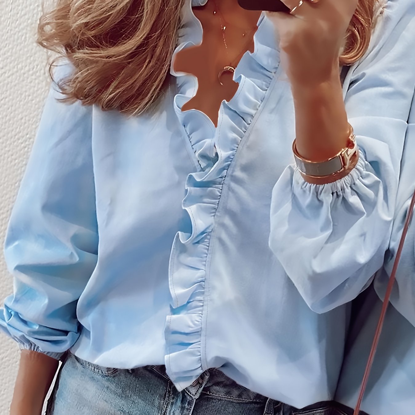 AYA | BLUSE MIT FRITEUSE UND V-HALS 