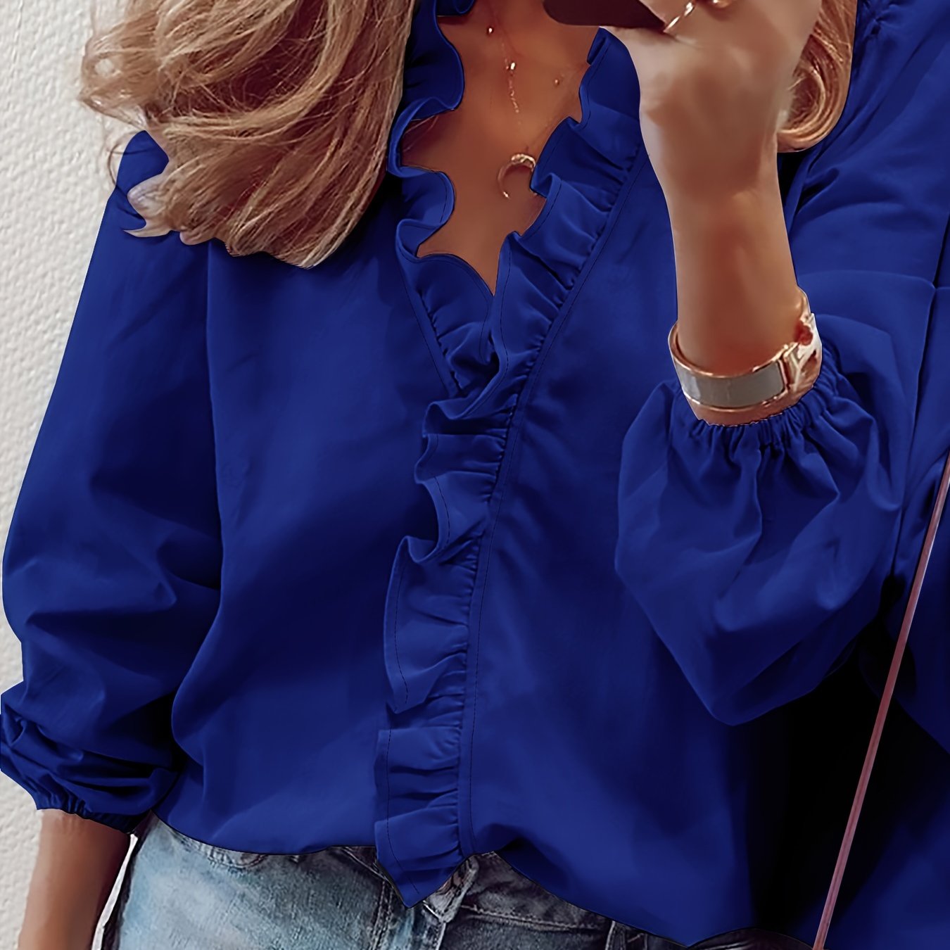 AYA | BLUSE MIT FRITEUSE UND V-HALS 