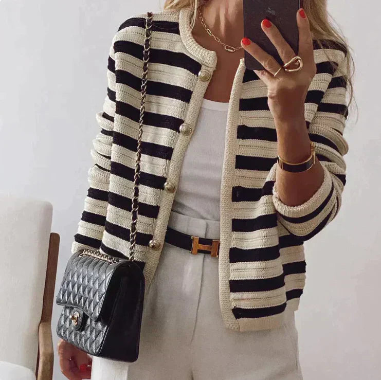 Eileen – Gestreifte Strickjacke mit modernem Knopf 