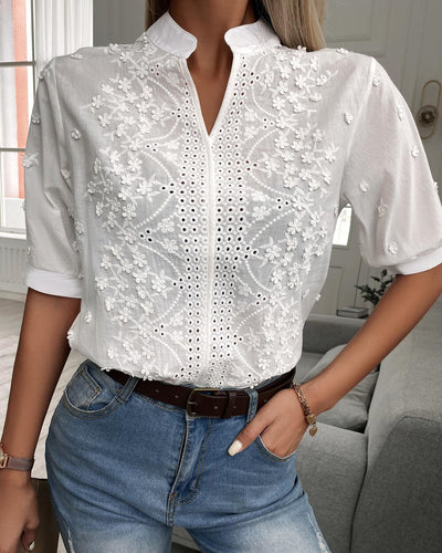 RAELIA - BRODERET BLUSE MED KNAP FORAN