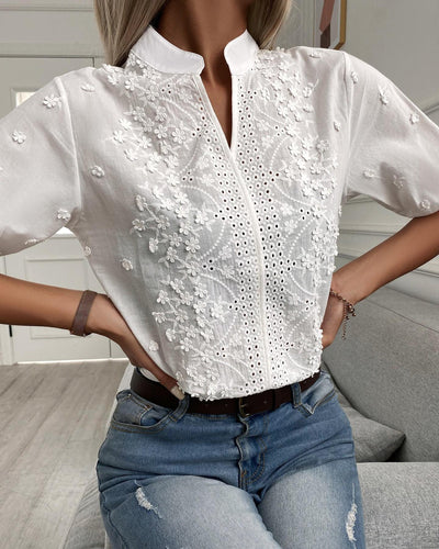 RAELIA - BRODERET BLUSE MED KNAP FORAN