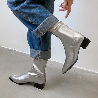 Stiefel mit weiter Passform und spitzer Zehenpartie 