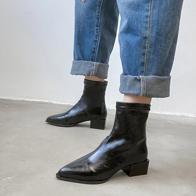 Stiefel mit weiter Passform und spitzer Zehenpartie 