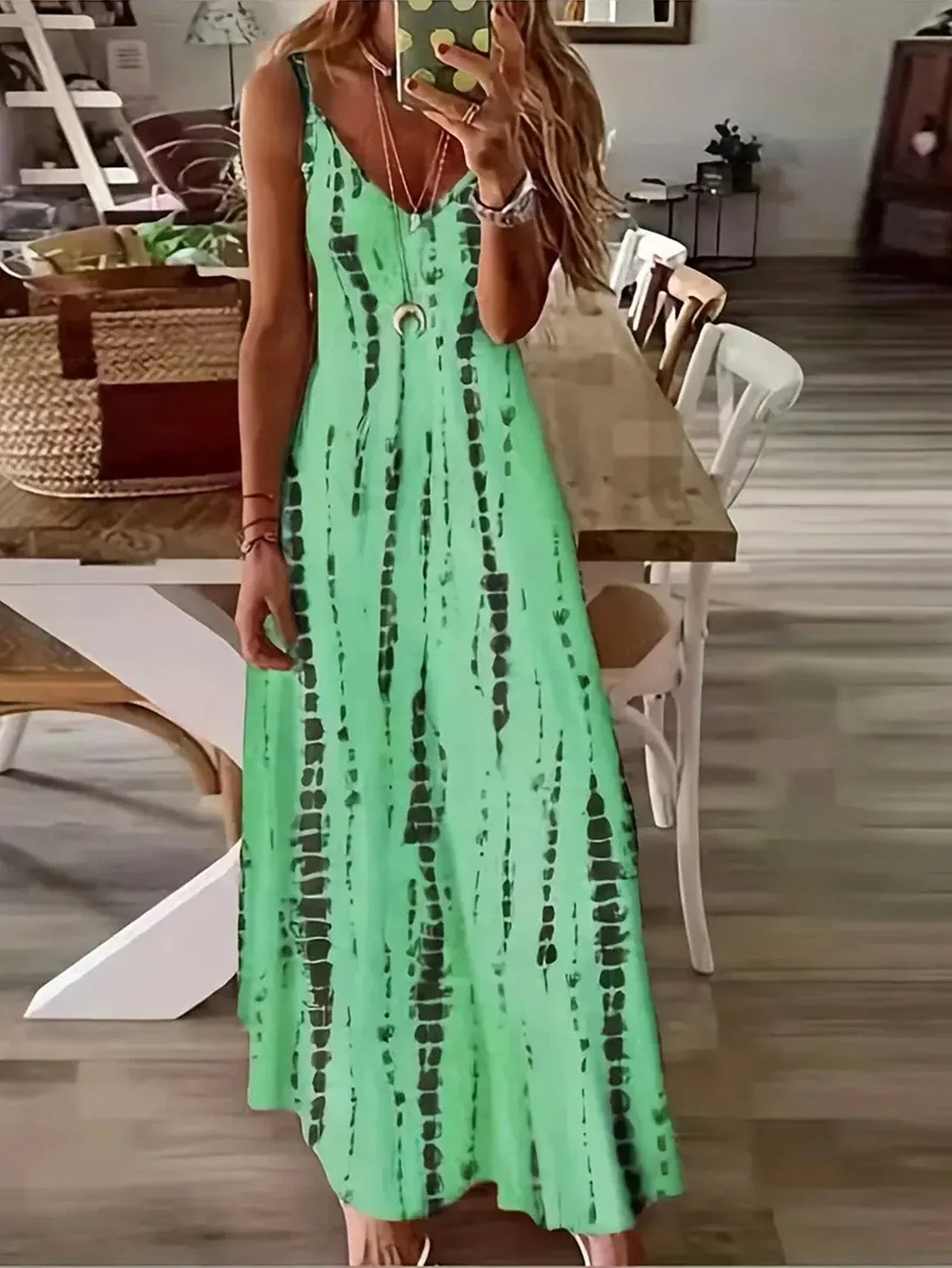 Seren – Maxikleid mit V-Ausschnitt und Batikmuster