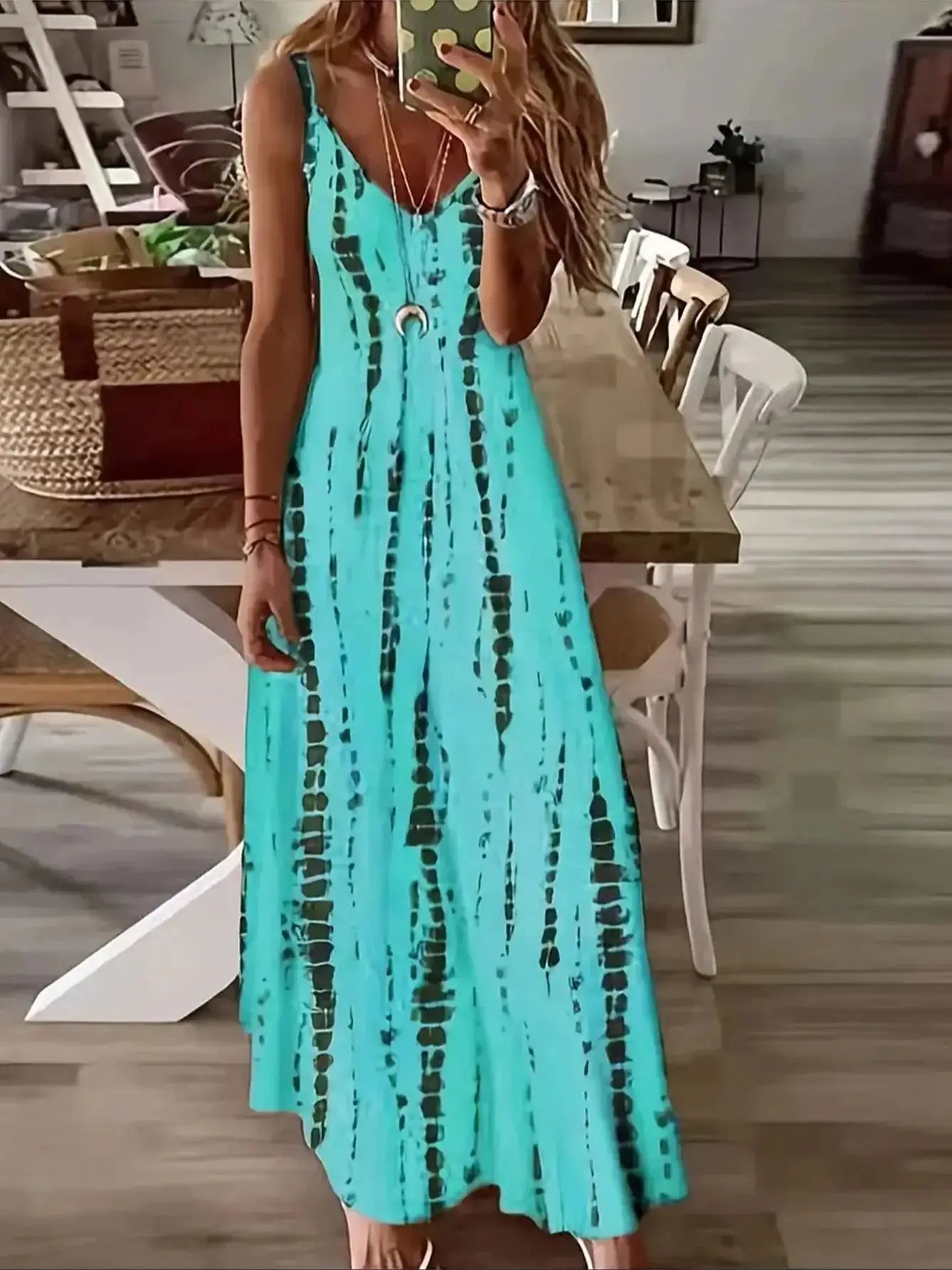Seren – Maxikleid mit V-Ausschnitt und Batikmuster