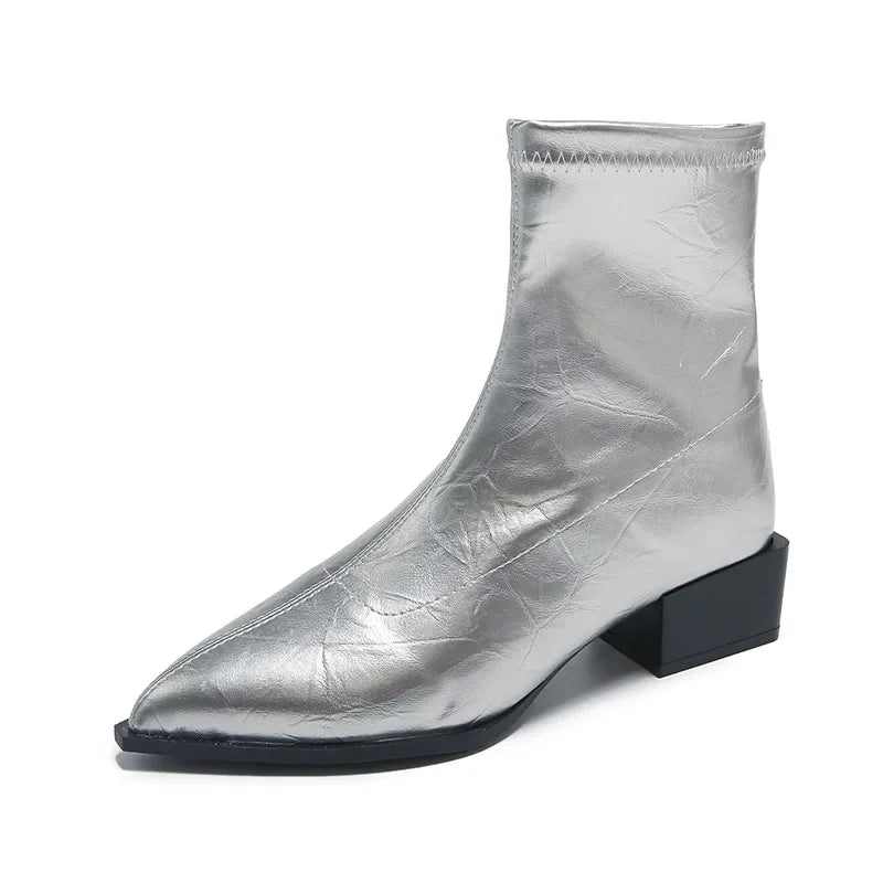 Stiefel mit weiter Passform und spitzer Zehenpartie 