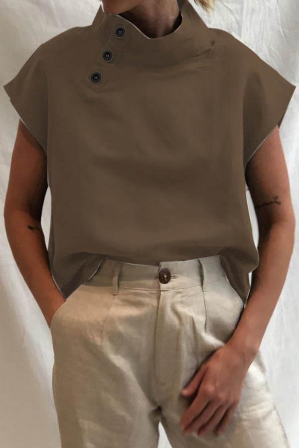 Lowella – Bluse mit hohem Kragen und Knöpfen 